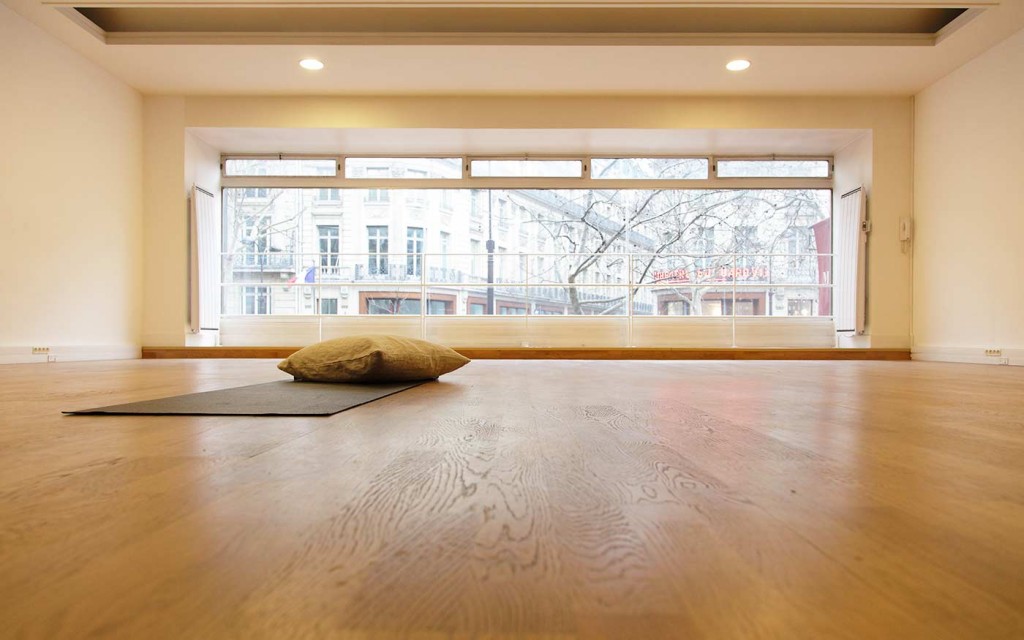 Salle-Yoga-Village-vue-tapis-yoga