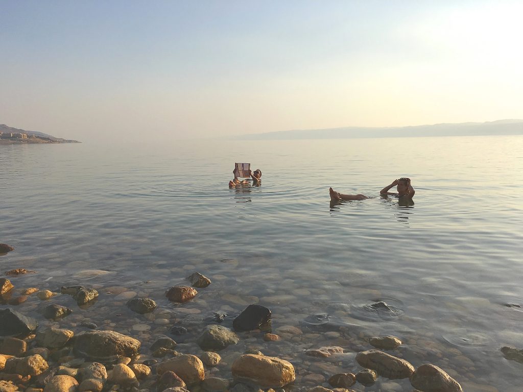 Bain dans la Mer Morte Jordanie 